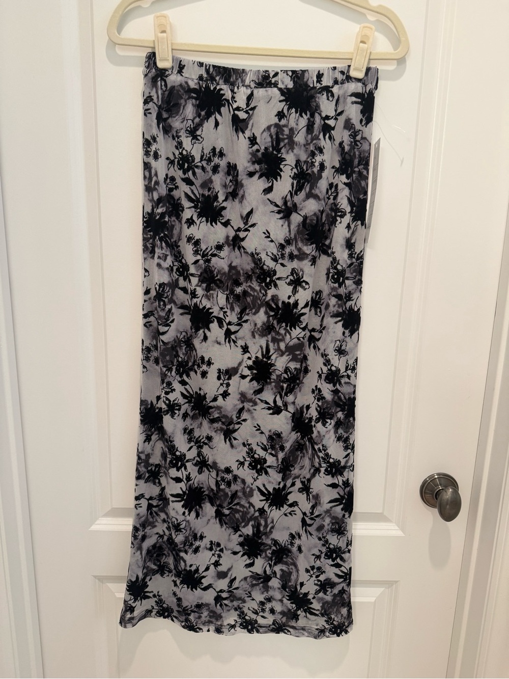 Women's Black Floral Print Maxi Skirt NWT